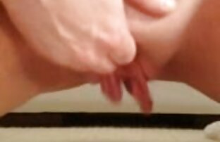 वह अपनी उंगली योनि सनी लियोन सेक्सी वीडियो फुल मूवी में डालता है जब बिस्तर हस्तमैथुन करने के लिए शुरू होता है